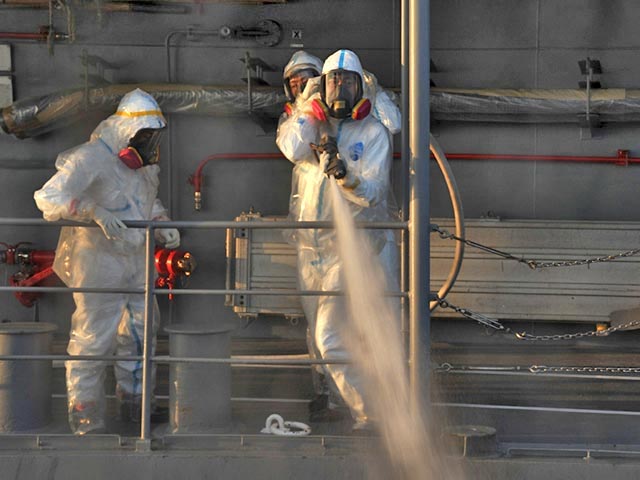 Беспрецедентная операция - создание "водяного саркофага" над аварийными реакторами японской атомной станции "Фукусима-1" - дает положительные результаты