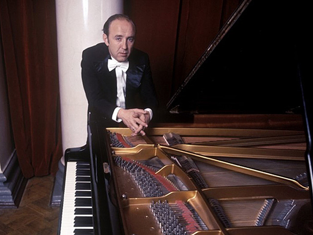 Прославленный российский пианист народный артист СССР Владимир Крайнев скончался сегодня на 68-м году жизни в германском городе Ганновер после тяжелой болезни