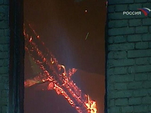 В пресс-службе Южного регионального центра МЧС РФ агентству "Интерфакс" подтвердили факт гибели на пожаре в одной из квартир двухэтажного жилого дома в городе Шахты Ростовской области женщины и троих маленьких детей