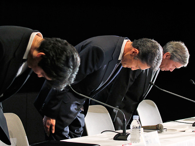 Трое топ-менеджеров, включая главу подразделения PlayStation Кадзуо Хираи, принесли свои извинения в главном офисе Sony, поклонившись в традиционном японском стиле