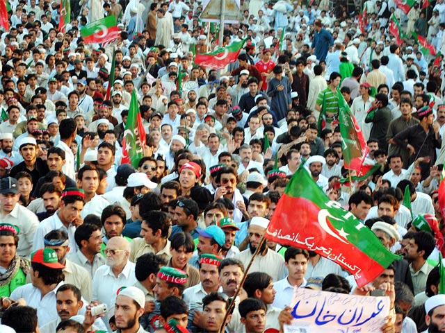 На улицах города Кветта на юге Пакистана собрались от 800 до тысячи человек, которые выкрикивают антиамериканские лозунги, протестуя против ликвидации в ночь на понедельник