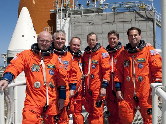 Специалисты NASA приняли решение вновь отложить запуск шаттла Endeavour, который готовят к последнему полету в космос
