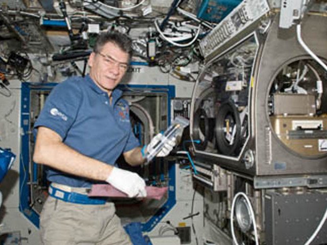 Итальянский астронавт-исследователь Паоло Несполи, с декабря прошлого года работающий на околоземной орбите на борту Международной космической станции, получил горестную весть о смерти матери