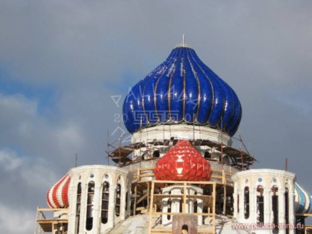 В резиденции патриарха Кирилла строят храм с уникальными фарфоровыми куполами