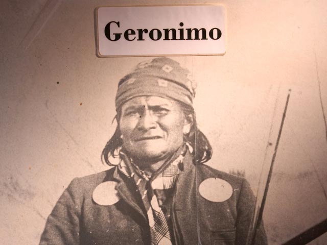 Индеец Джеронимо родился в 1829 году на территории нынешнего штата Нью-Мексико. Его воспитали борцом против испанской и американской колонизации. Джеронимо завоевал свою славу бесстрашными рейдами против мексиканских солдат