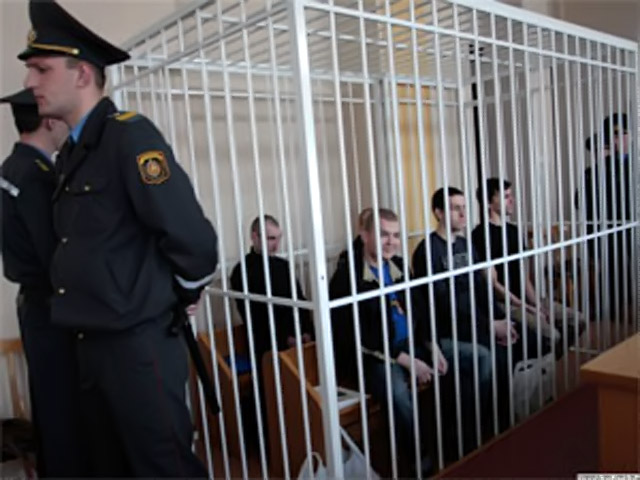 Суд Октябрьского района Минска в четверг приговорил пятерых участников массовых беспорядков 19 декабря к 3-м и 4-м годам лишения свободы