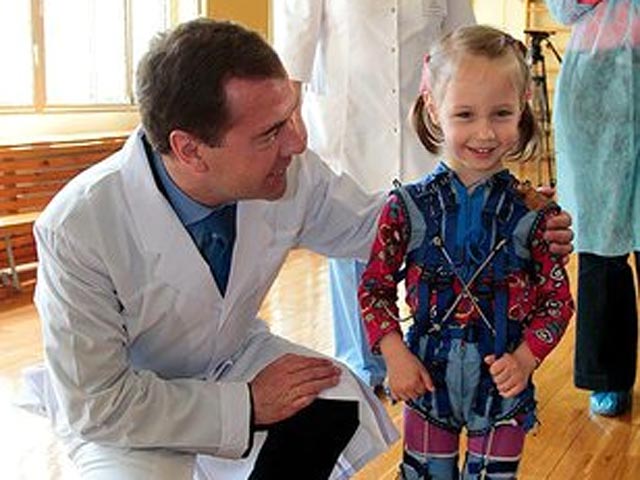 Президент РФ Дмитрий Медведев наведелся в четверг в детскую психоневрологическую больницу &#8470;18 в Москве
