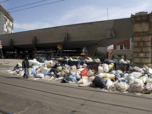 На разбор мусорных завалов в городе Неаполе на юге Италии вновь бросают военных