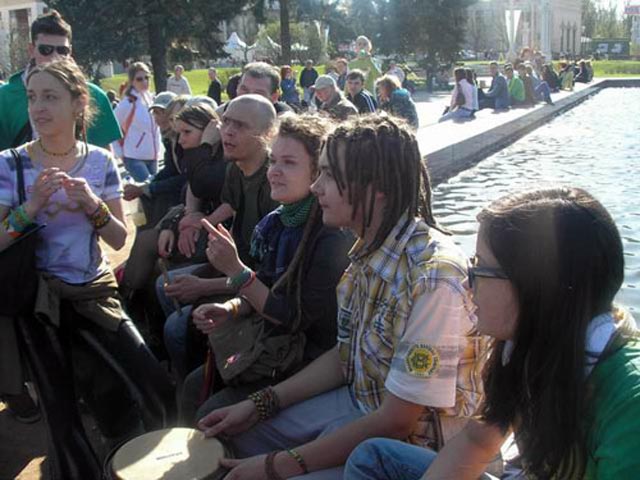 "Конопляные гуляния" у фонтана "Дружба народов", 7 мая 2006 года