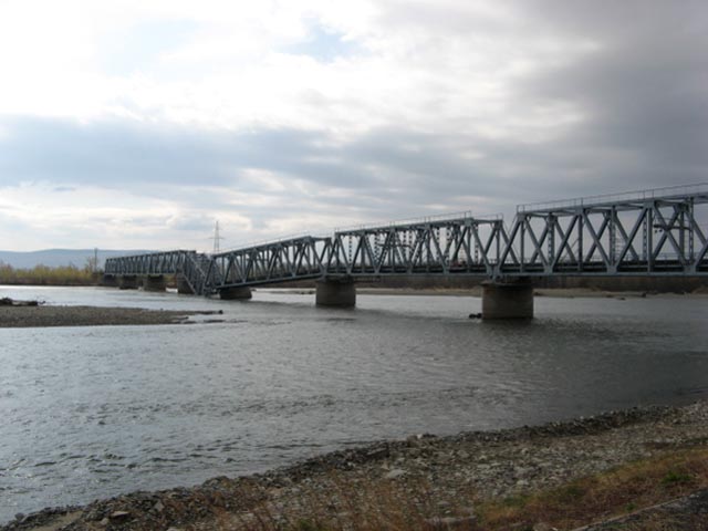 Правительство Хакасии ввело режим чрезвычайной ситуации в связи с обрушением одного и повреждением второго пролета железнодорожного моста через реку Абакан