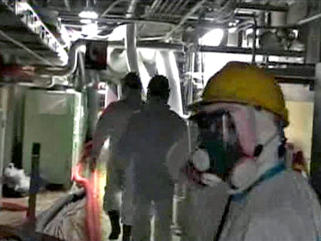 Инженеры TEPCO - компании-оператора аварийной АЭС "Фукусима-1" - в воскресенье впервые после эвакуации персонала из-за утечки радиации намерены войти в здание первого реактора, чтобы восстановить его систему охлаждения