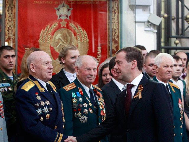 Президент России Дмитрий Медведев перекусил вместе с ветеранами на полевой кухне, организованной во внутреннем дворе Центрального музея вооруженных сил РФ