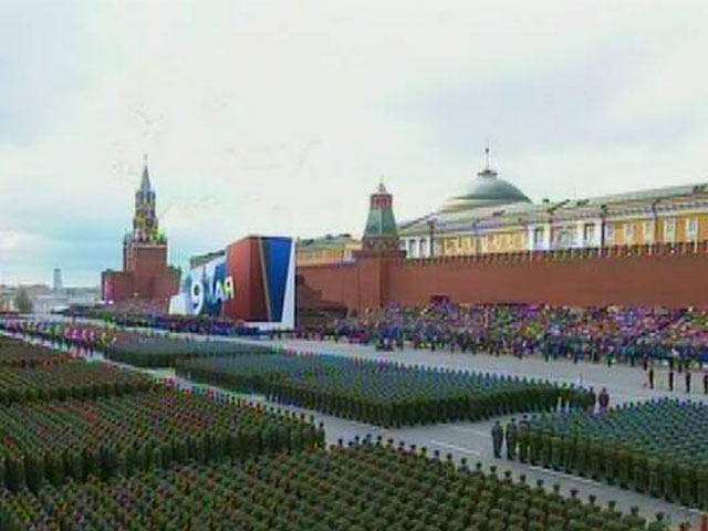 На Красной площади в 66-ю годовщину окончания Великой Отечественной войны под бой курантов Спасской башни начался Парад Победы
