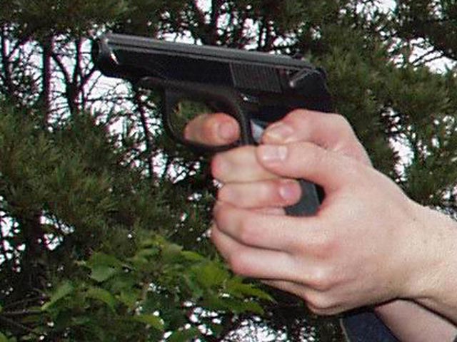 Неизвестный мужчина в ночь на понедельник обстрелял из пистолета группу сотрудников милиции, принимавших участие в оперативных мероприятиях в одном из пригородов Астрахани