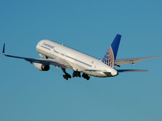 На борту самолета американской авиакомпании Continental Airlines, выполнявшего рейс из Хьюстона в Чикаго, в понедельник произошел неприятный инцидент