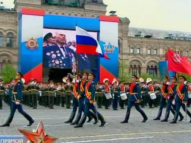 Кремль остался доволен организацией парада на Красной площади. В пресс-службе президента отметили, что военный парад получился очень зрелищным, а трибуны с креслами позволили прийти многим ветеранам