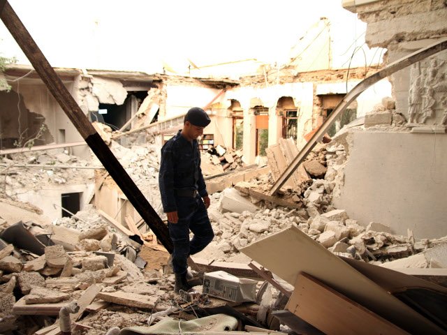 Несколько самолетов, предположительно, из состава сил НАТО, нанесли в ночь на вторник несколько авиаударов по ливийской столице, взрывы раздались, в том числе, рядом с резиденцией Муаммара Каддафи
