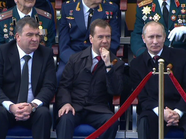 В российской блогосфере поднялась волна возмущения в связи с тем, что 9 мая на Красной площади президент и Верховный главнокомандующий Дмитрий Медведев и премьер Владимир Путин принимали парад Победы сидя