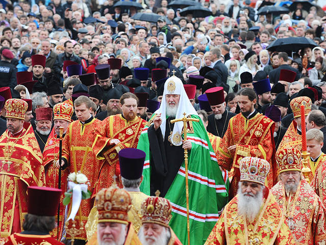 На площади Свободы на богослужение, проводимое предстоятелем Русской православной церкви, собрались почти 40 тысяч человек