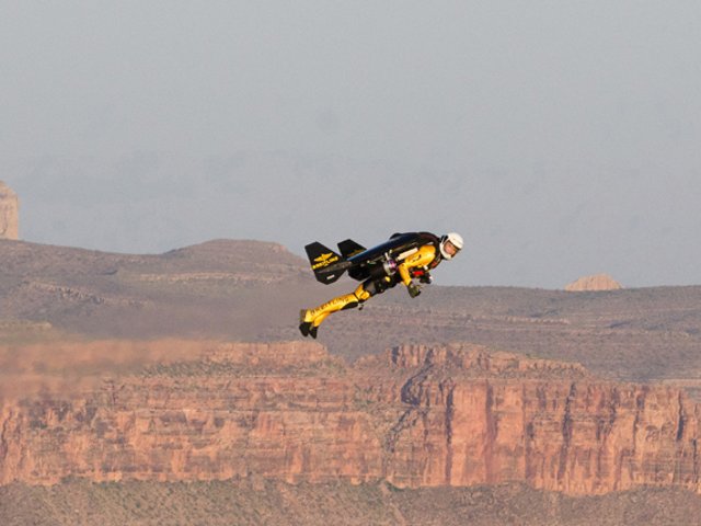 Неутомимый авиатор Ив Росси на своем уникальном летательном аппарате совершил полет над знаменитым Большим каньоном в штате Аризона