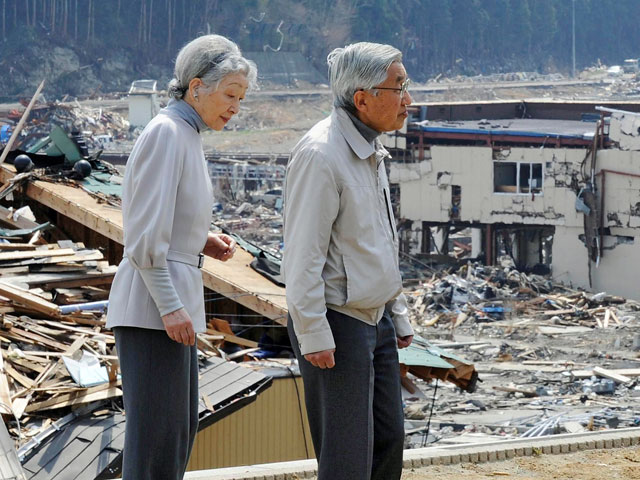 Император Японии Акихито и императрица Митико в среду прилетели в префектуру Фукусима на северо-востоке страны, чтобы осмотреть пострадавшие от разрушительного землетрясения и аварии на АЭС "Фукусима-1" районы