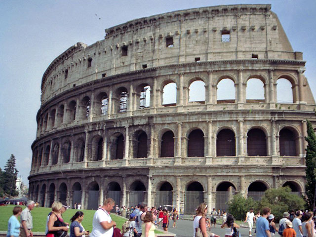 Тысячи жителей Рима в панике покидают город: они боятся землетрясения, которое, по их мнению, предсказал в 1915 году именно на 11 мая 2011 года сейсмолог Раффаэле Бенданди