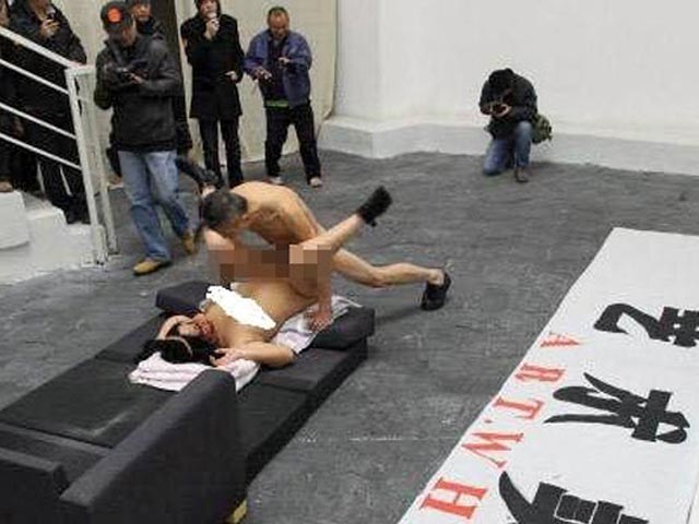 Во время перформанса "Чувствительная зона" в Пекинской галерее современного искусства китайский художник Чен Ли (Cheng Li) совершил половой акт со своей ассистенткой