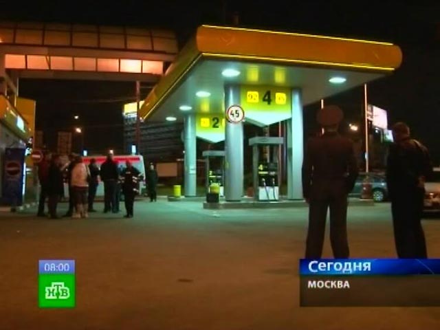 СМИ: на московской АЗС нашли причудливо украшенный нож, с которым кавказец в черном устроил ночную резню