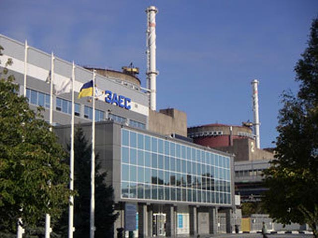 На Запорожской атомной электростанции станции (Украина) в среду в 15:25 в результате срабатывания электрической защиты отключен от сети энергоблок &#8470;2, сообщили в информационном центре АЭС