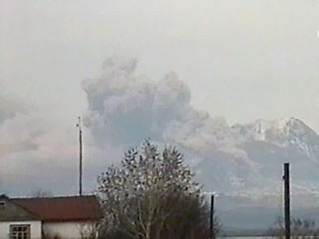 На Камчатке вулкан Карымский выбросил пепел на высоту от 1 до 6 км над уровнем моря