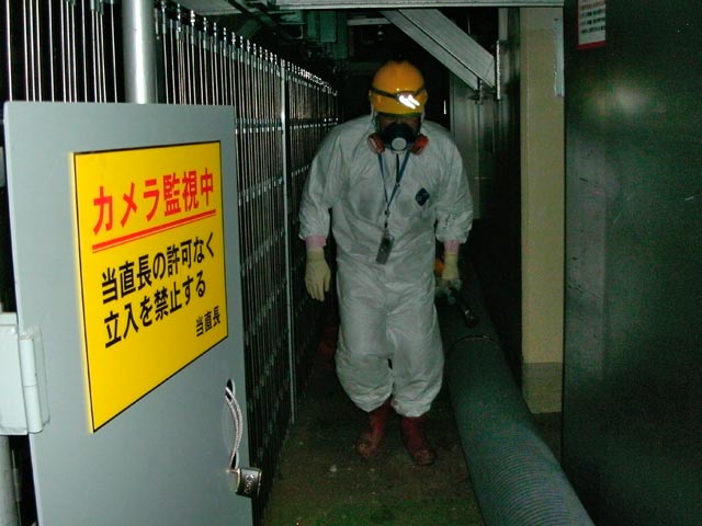 Топливные стержни в первом реакторе аварийной японской АЭС "Фукусима-1" были полностью не покрыты водой и расплавились. Сейчас эта масса, видимо, находится на дне реактора в воде и охлаждается