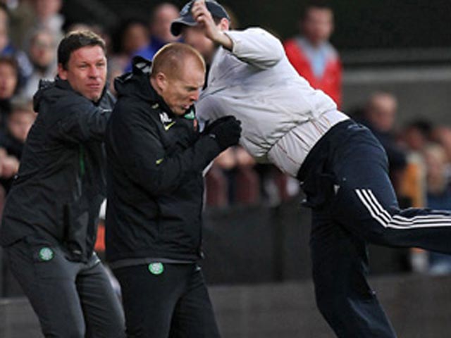 Тренер "Селтика" подвергся нападению во время матча шотландской премьер-лиги