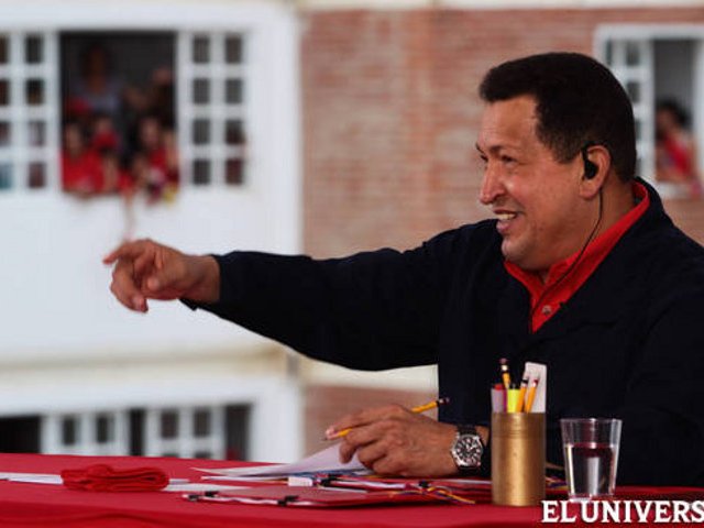 Президент Венесуэлы Уго Чавес продолжает лечение травмы колена, регулярно информируя об этом своих сторонников в сети Twitter