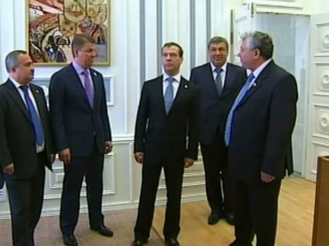 Президент России Дмитрий Медведев в пятницу совершает рабочий визит в Кострому. Его основная часть посвящена внутриполитическим вопросам ввиду предстоящих в декабре парламентских выборов