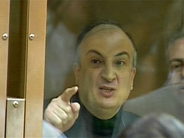 Бывший сенатор от Калмыкии Левон Чахмахчян, осужденный в 2008 году на 7,5 года колонии за покушение на мошенничество, условно-досрочно вышел на свободу