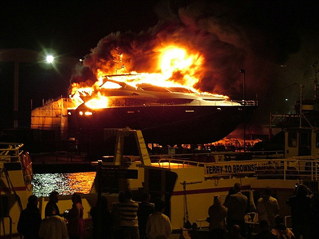 В Великобритании сгорела дотла шикарная яхта мексиканского миллиардера стоимостью более 19,5 млн долларов