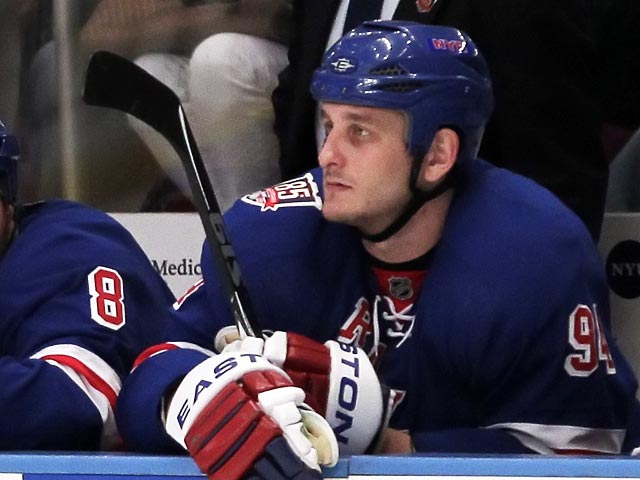 Нападающий клуба НХЛ "Нью-Йорк Рейнджерс" Дерек Бугард был найден мертвым у себя дома в пятницу вечером