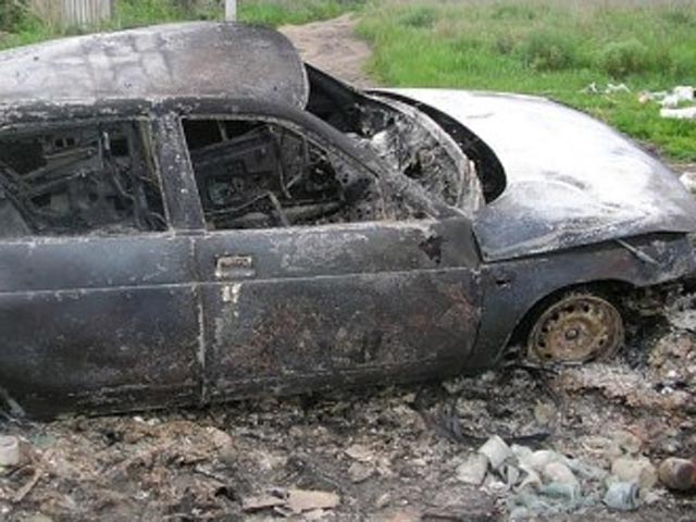Следственными органами возбуждено уголовное дело по факту подрыва автомобиля "Лада Приора", принадлежащего сотруднику дагестанской полиции, в результате которого полицейский получил тяжелые ранения
