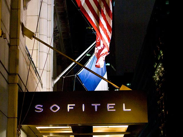 Горничная отеля Sofitel, обвинившая главу МВФ в попытке изнасилования, указала на Доминика Стросс-Кана в ходе процедуры опознания