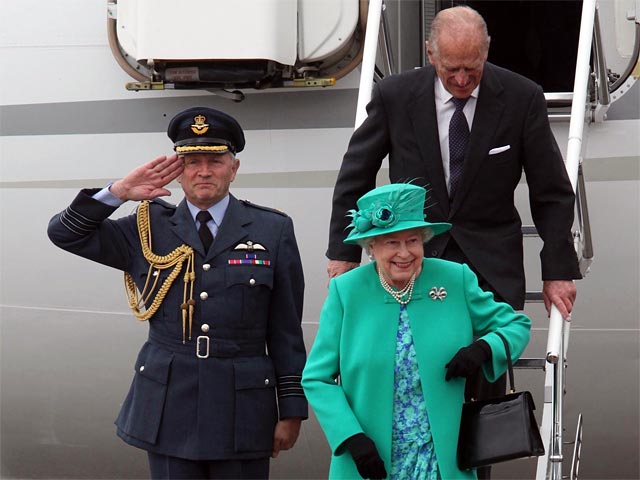 Королева Великобритании Елизавета II прибыла во вторник с историческим визитом в Ирландию, который должен стать символом примирения между двумя странами, отношения которых в прошлом были сложными и болезненными