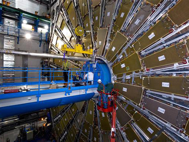 Крупнейшую тайну физики берутся раскрыть в течение полутора-двух лет ученые, работающие на Большом адронном коллайдере (БАК), пишет газета The Daily Mail