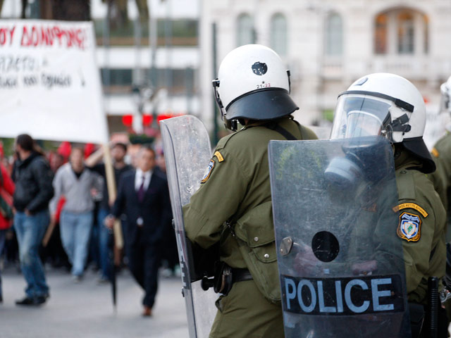 Взбунтовавшиеся воспитатели детских садов в Греции вышли на улицы и устроили драку с полицией
