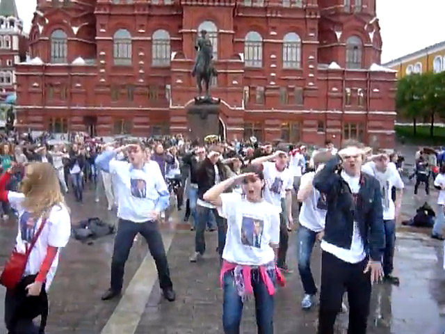 Около 50 человек устроили в среду вечером флэш-моб на Манежной площади в центре Москвы, станцевав под хит 90-х "American boy", внимание к которому привлекло появление видеоролика с танцующим президентом России Дмитрием Медведевым