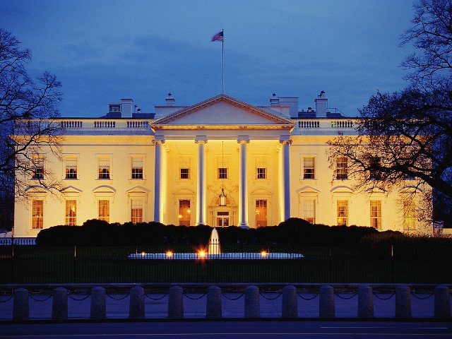 AP заявило "официальный протест администрации Обамы в связи с ее отказом оперативно рассмотреть запрос агентства о предоставлении ему для ознакомления правительственных и военных документов", связанных с ликвидацией Усамы бен Ладена