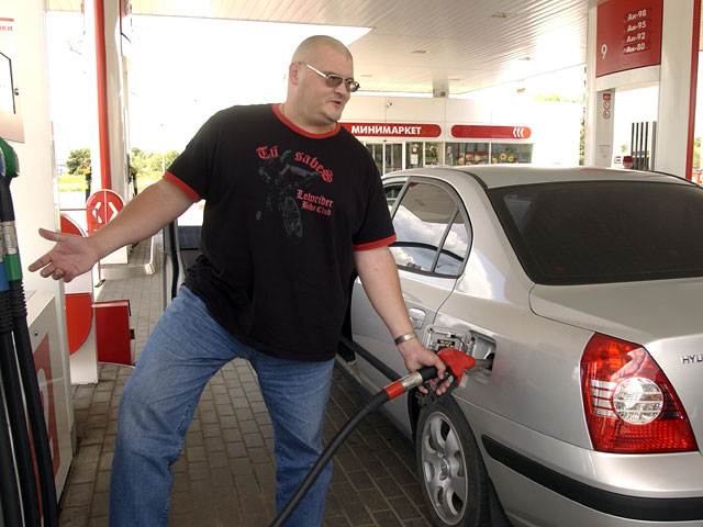 Цены на бензин в Туве для автовладельцев взлетели до 50 рублей в связи с острейшим дефицитом топлива в регионе