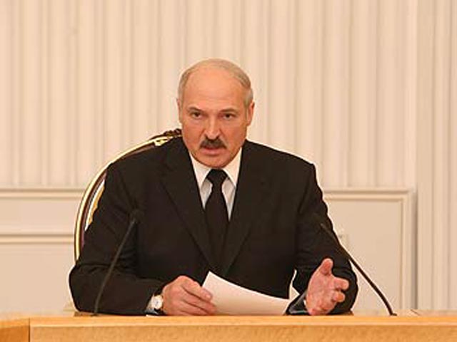 "Сногсшибательная череда ляпов", совершенных президентом Александром Лукашенко, "поставила его, пожалуй, в самое тяжелое положение за 17 лет его власти и дает США и их европейским союзникам шанс, которого никак нельзя упустить"