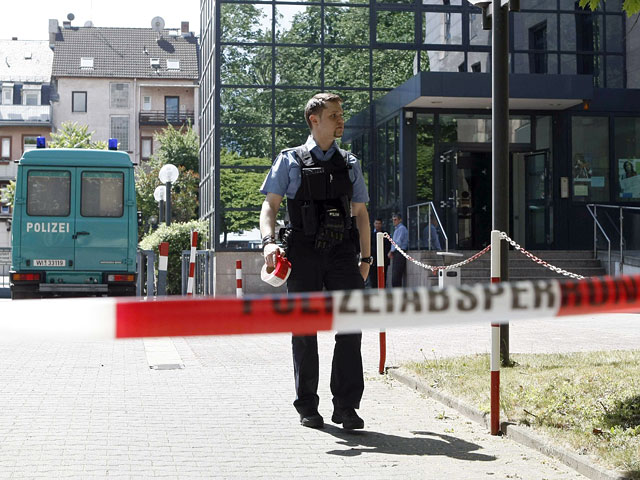 Полиция немецкого города Франкфурт-на-Майне застрелила посетительницу центра занятости, которая напала на стражей порядка с ножом в руках
