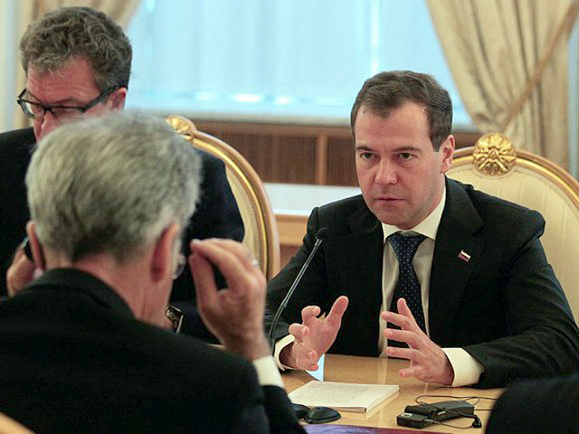 Президент России Дмитрий Медведев заявил, что ситуацию в Ливии можно урегулировать мирным способом, и призывает отказаться от использования военной силы