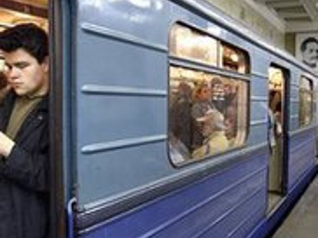 Бдительные пассажиры московского метро обнаружили подозрительный пакет, о чем сообщили машинисту, но меры так и не были приняты
