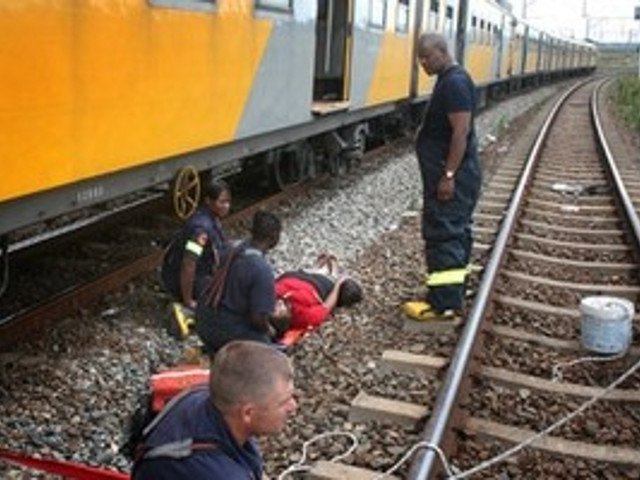 Около 644 человек пострадали в результате столкновения двух электричек в Соуэто, пригороде экономической столицы ЮАР Йоханнесбурга